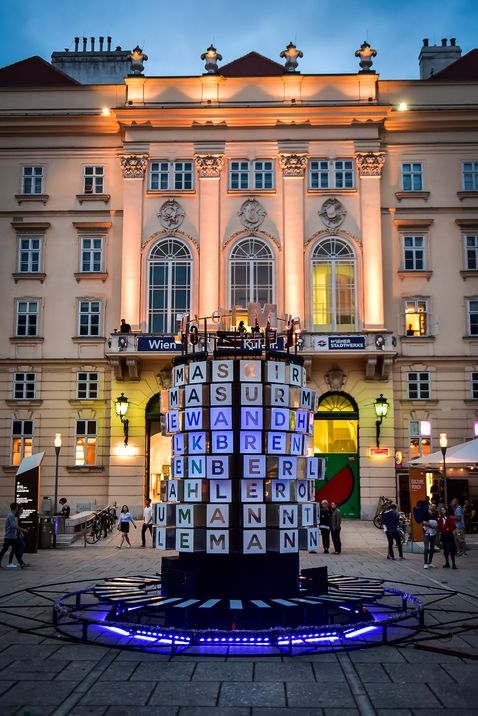 Beleuchtete Kunstinstallation im Haupthof des MQ.