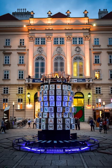 Beleuchtete Kunstinstallation im Haupthof des MQ.