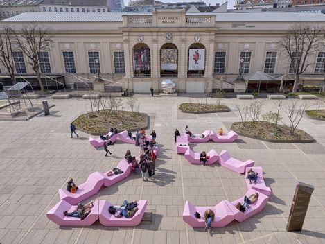 Die Enzis in einer 25er Formation im MQ Haupthof