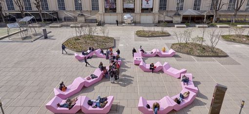 Die Enzis in einer 25er Formation im MQ Haupthof