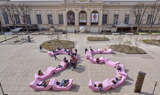 Die Enzis in einer 25er Formation im MQ Haupthof