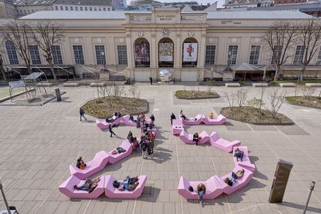 Die Enzis in einer 25er Formation im MQ Haupthof