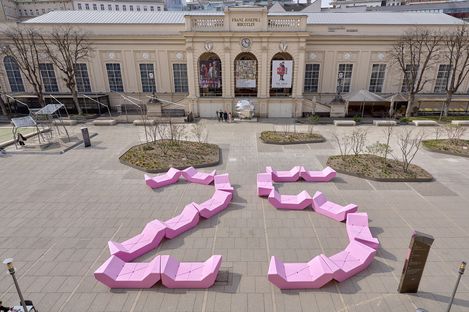 Im Haupthof des MuseumsQuartier Wien liegt eine große, aus vielen pinkfarbenen Sitzmodulen zusammengesetzte Zahl '25' auf dem Platz