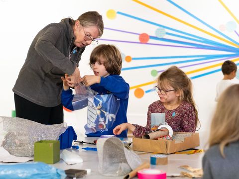 Children and adults crafting at Kunsthalle Wien Atelier.