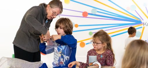 Children and adults crafting at Kunsthalle Wien Atelier.