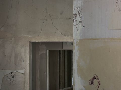 Raum mit Zeichnungen an der Wand