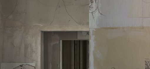 Raum mit Zeichnungen an der Wand