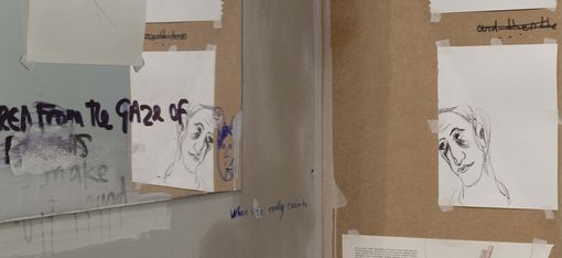 Raum mit Zeichnungen an der Wand