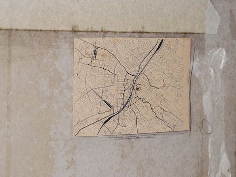Eine Wand mit einer Zeichnung eines Kopfes.