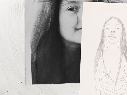 Eine Frauenzeichnung liegt auf einem Foto mit einem Mädchen