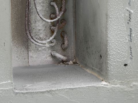 Rohre ragen aus einer Mauer