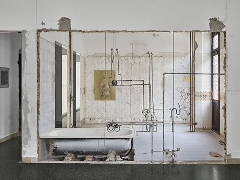 Segmentierte Wände, freigelegte Rohre, Badewanne