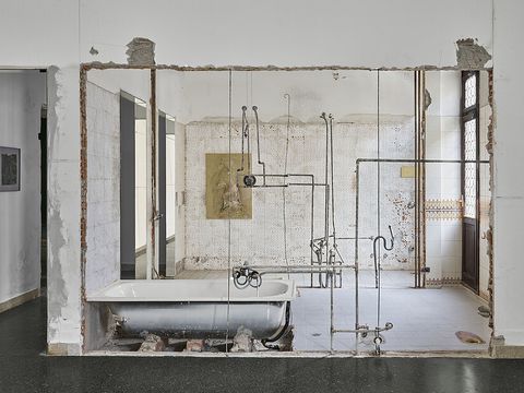 Segmentierte Wände, freigelegte Rohre, Badewanne