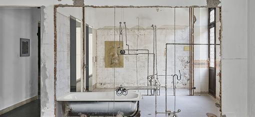 Segmentierte Wände, freigelegte Rohre, Badewanne