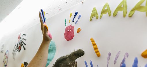 Kinderhände mit Farben
