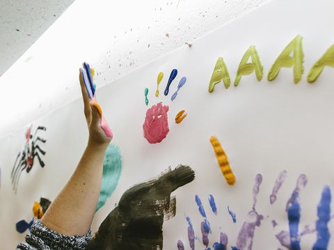 Kinderhände mit Farben
