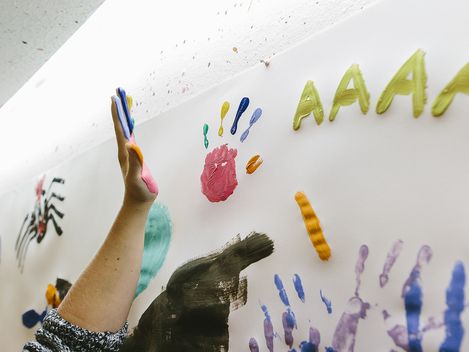 Kinderhände mit Farben