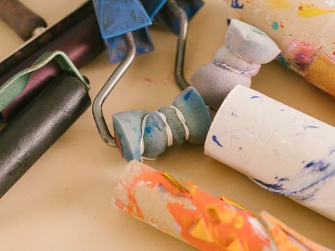 Farbrollen auf Tisch