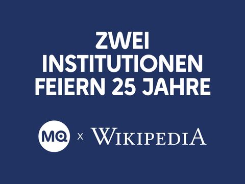 Weißer Text auf dunkelblauem Hintergrund mit der Aufschrift 'ZWEI INSTITUTIONEN FEIERN 25 JAHRE' und darunter die Logos von MQ und Wikipedia.