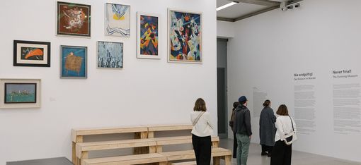Menschen im Ausstellungsraum