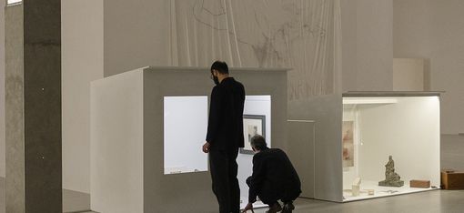 Personen im Austellungsraum