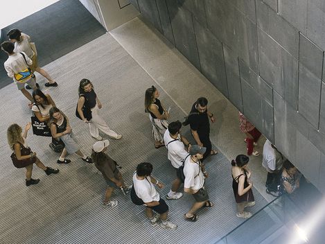 Personen stehen im Foyer des Museums