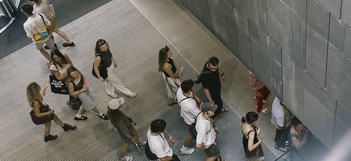 Personen stehen im Foyer des Museums