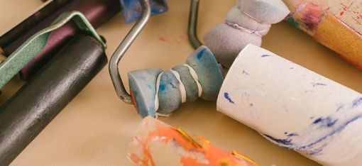 Farbrollen auf Tisch