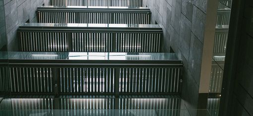 Blick in das Stiegenhaus im Museum moderner Kunst