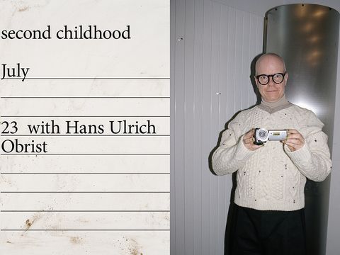 Hans Ulrich Obrist mit einer Kamera in der Hand