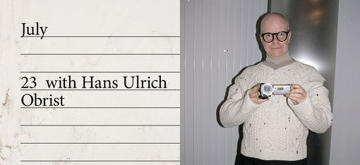 Hans Ulrich Obrist mit einer Kamera in der Hand