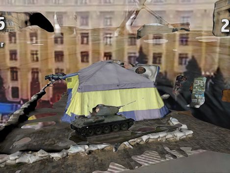 Digitale Collage mit einem Panzer vor einem Zelt in einer zerstörten Stadtlandschaft, im Hintergrund mehrstöckige Gebäude, links oben die Jahreszahl '2015' mit dem Text "clip from The Tower", rechts oben die Jahreszahl "2022".