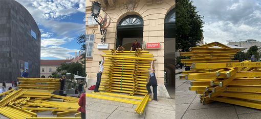 Drei nebeneinander angeordnete Fotos zeigen gelbe Metallgerüstteile vor verschiedenen Gebäuden im Freien.
