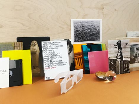 Mehrere Bücher und Fotos stehen auf einem Holztisch