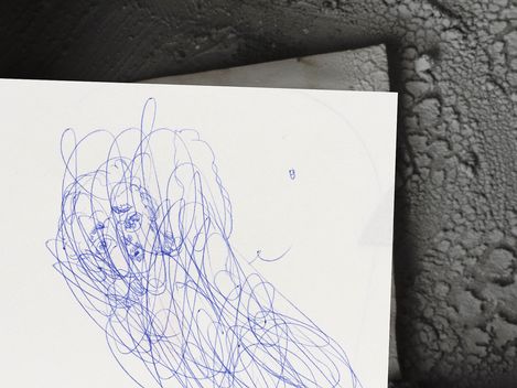 Eine Figur ist mit Kugelschreiber auf ein weißes Blatt Papier gezeichnet und darüber wurd gekritzelt.