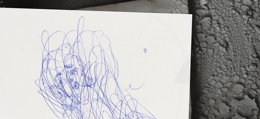 Eine Figur ist mit Kugelschreiber auf ein weißes Blatt Papier gezeichnet und darüber wurd gekritzelt.