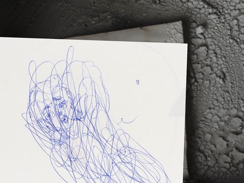 Eine Figur ist mit Kugelschreiber auf ein weißes Blatt Papier gezeichnet und darüber wurd gekritzelt.