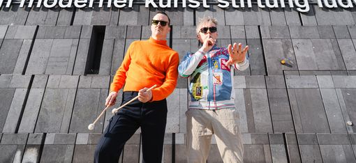 Die Künstler Clemens Bacher und Oliver Hangls stehen vor dem mumok.