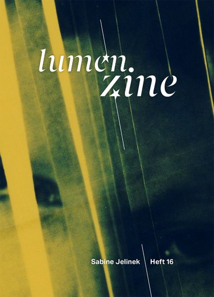 Abstrakte Grafik mit gelb-grünen vertikalen Linien und dem Schriftzug 'lumen.zine' sowie 'Sabine Jelinek Heft 16'