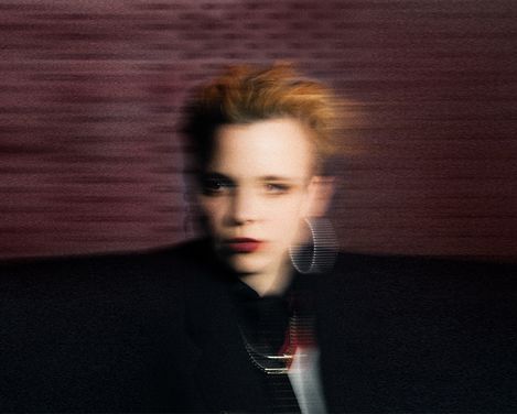 verschwommenes Portrait einer jungen Frau