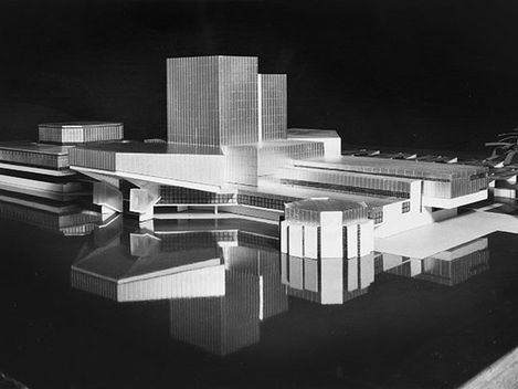 Ein Modellfoto von Roland Rainer. Schwarzer Hintergrund mit mehreren hellen Gebäudegruppen in unterschiedlichen Höhen.