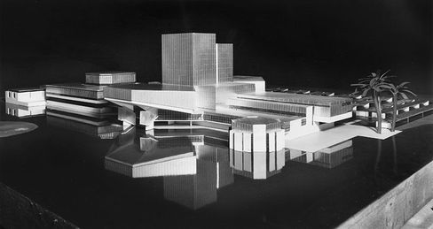 Ein Modellfoto von Roland Rainer. Schwarzer Hintergrund mit mehreren hellen Gebäudegruppen in unterschiedlichen Höhen.