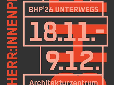 Auf einem schwarzen Plakat mit roter Schrift steht zum Teil senkrecht als auch waagrecht geschrieben:
BHP Bauherr:innenpreis Ausstellung vom vom 18.11.-09.12.2026 im Architekturzentrum Wien