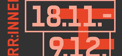 Auf einem schwarzen Plakat mit roter Schrift steht zum Teil senkrecht als auch waagrecht geschrieben:
BHP Bauherr:innenpreis Ausstellung vom vom 18.11.-09.12.2026 im Architekturzentrum Wien