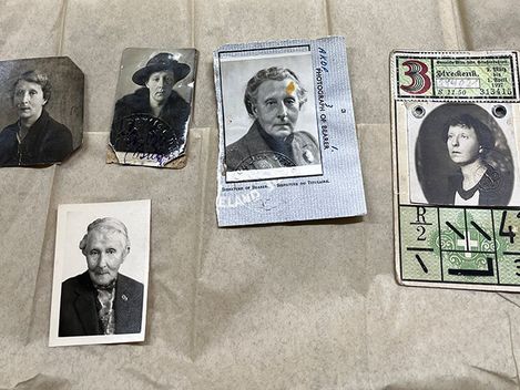 Fünf Fotos liegen auf einer waagrechten Fläche aus Seidenpapier verteilt.
Ella Briggs ist auf diesen Fotos unterschiedlich alt.