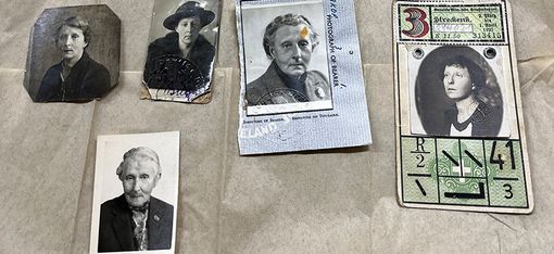 Fünf Fotos liegen auf einer waagrechten Fläche aus Seidenpapier verteilt.
Ella Briggs ist auf diesen Fotos unterschiedlich alt.