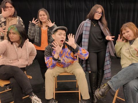 Sechs Personen präsentieren sich mit hochdramatischem Gesichtsausdruck.