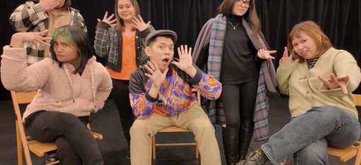 Sechs Personen präsentieren sich mit hochdramatischem Gesichtsausdruck.