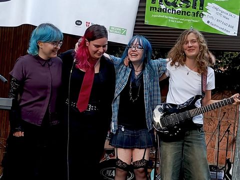 The photo shows the four musicians from MÆNIC PAN!C with their guitars and microphones.