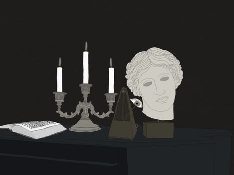 Eine dunkle, surrealistische Stillleben-Szene mit Kerzenleuchter, offenem Buch, Metronom und einem klassischen Skulpturenkopf mit stilisiertem Auge.